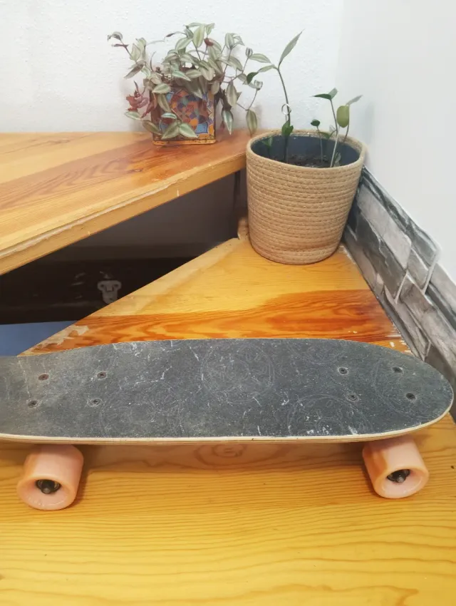 Monopatín infantil azul con diseño de donuts