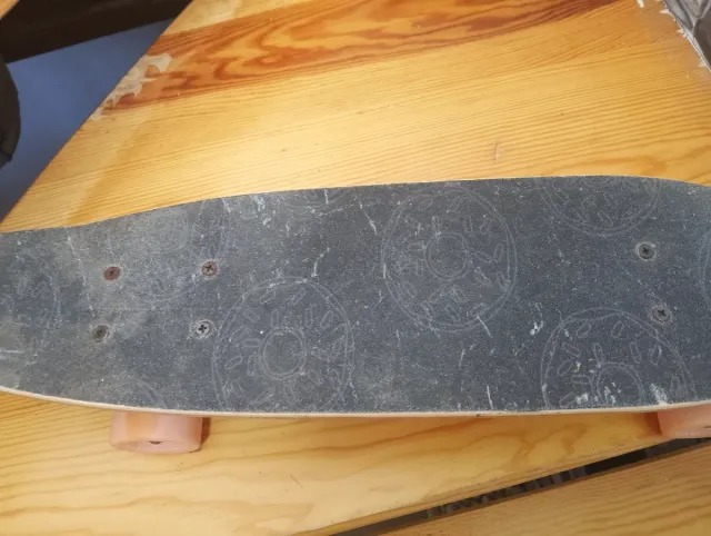 Monopatín infantil azul con diseño de donuts