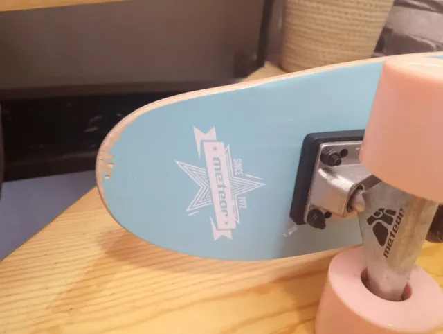 Monopatín infantil azul con diseño de donuts