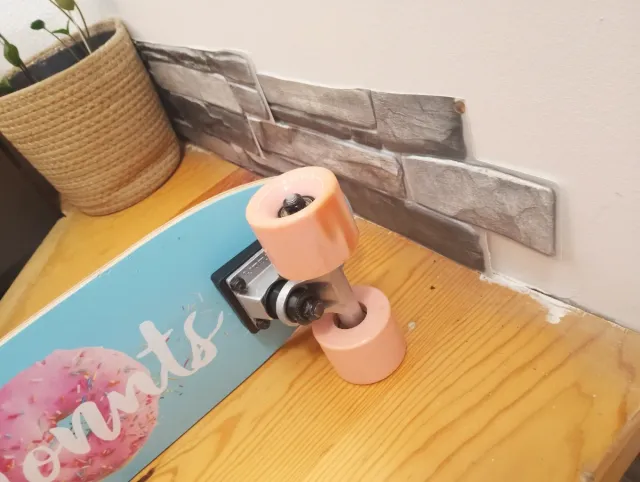 Monopatín infantil azul con diseño de donuts