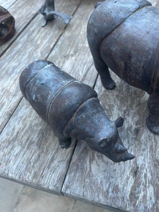 2 Rinocerontes de Metal antiguos de decoracion
