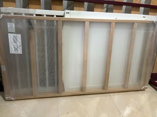 Cuna de bebé de madera y blanco