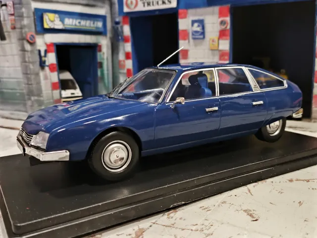 Modelo em escala 1/24 do Citroën CX 1975 Azul