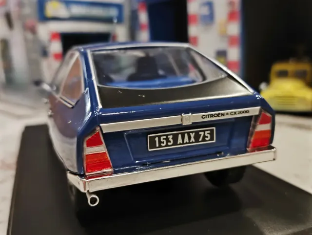 Modelo em escala 1/24 do Citroën CX 1975 Azul