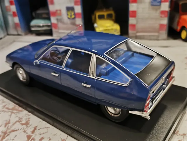 Modelo em escala 1/24 do Citroën CX 1975 Azul