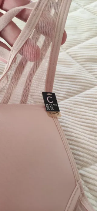 Sujetador rosa con tirantes cruzados