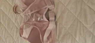 Sujetador rosa con tirantes cruzados