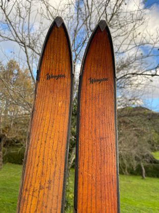 Pareja de esquís antiguos de madera