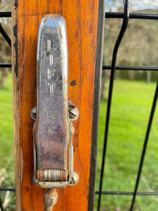 Pareja de esquís antiguos de madera