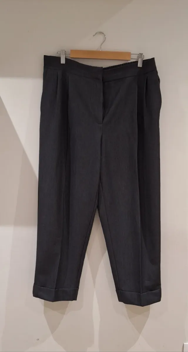 Pantalón pinzas Zara gris