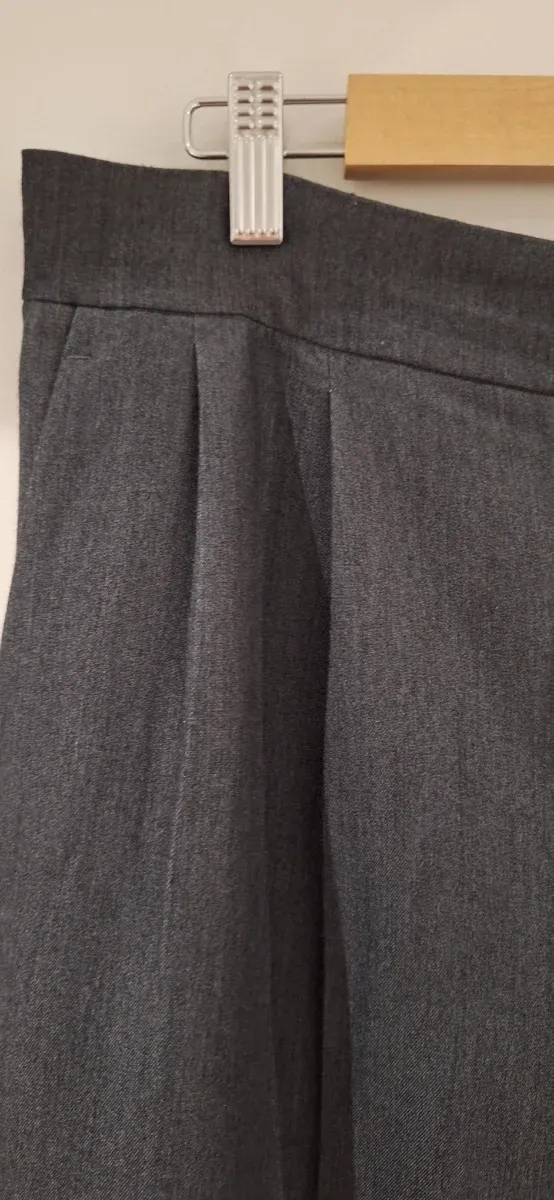 Pantalón pinzas Zara gris