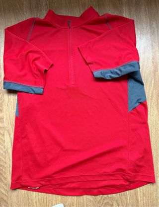 Camiseta deportiva Salomon roja talla L.