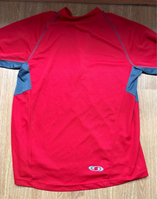 Camiseta deportiva Salomon roja talla L.