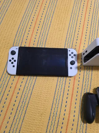 Nintendo Switch OLED Bianca e Nera