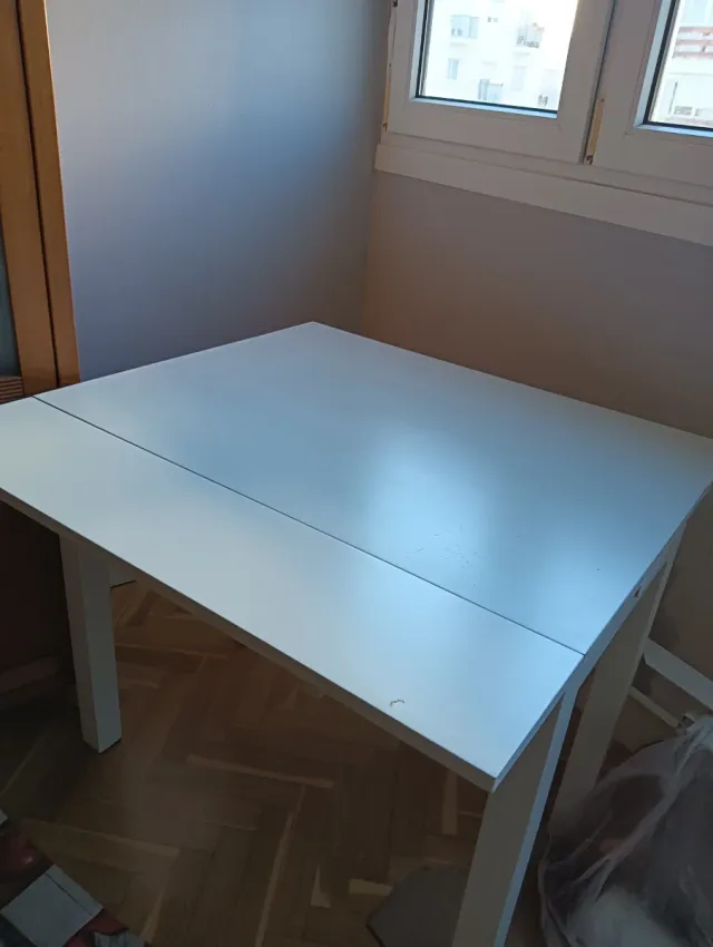 Mesa de cocina blanca de madera