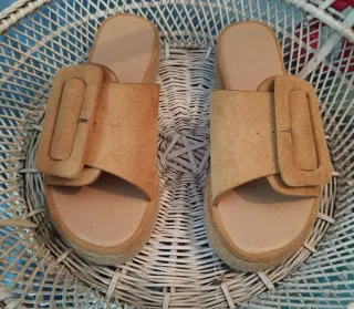 Chanclas beige con hebilla