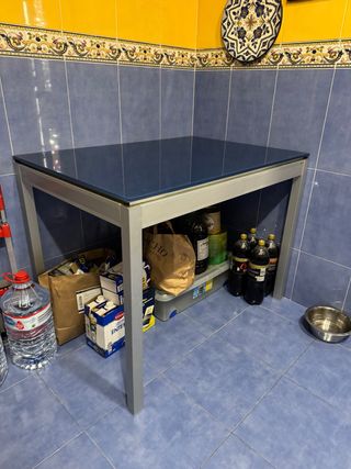 Tavolo da cucina in vetro e metallo, design moderno