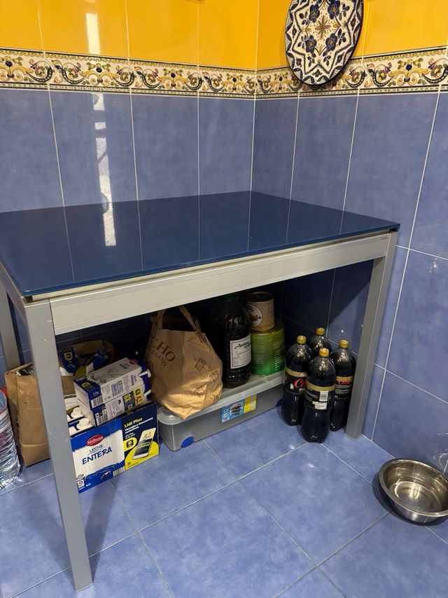 Tavolo da cucina in vetro e metallo, design moderno