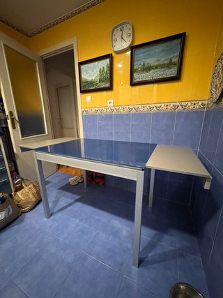 Tavolo da cucina in vetro e metallo, design moderno