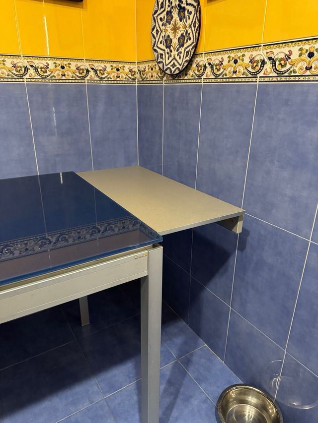 Tavolo da cucina in vetro e metallo, design moderno