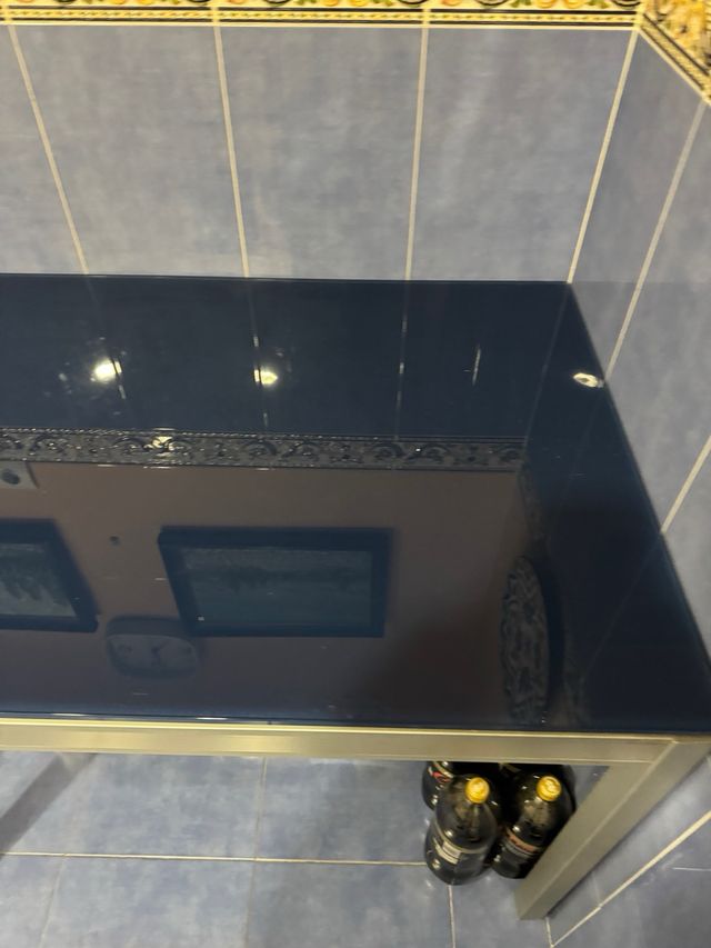 Tavolo da cucina in vetro e metallo, design moderno