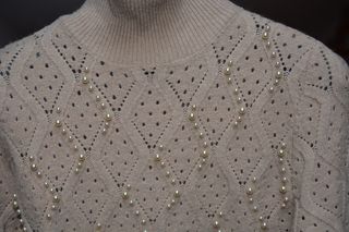 Jersey beige con perlas