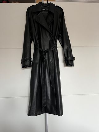 Gabardina Zara efecto piel negra ideal