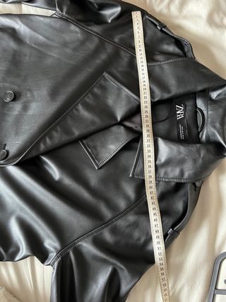 Gabardina Zara efecto piel negra ideal