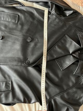 Gabardina Zara efecto piel negra ideal