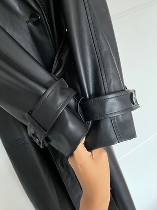 Gabardina Zara efecto piel negra ideal