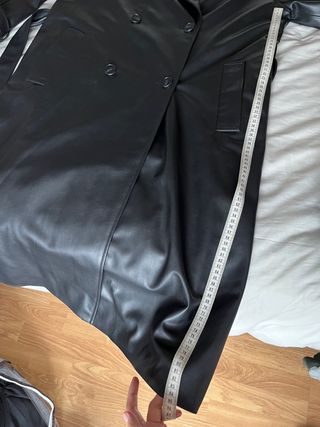 Gabardina Zara efecto piel negra ideal