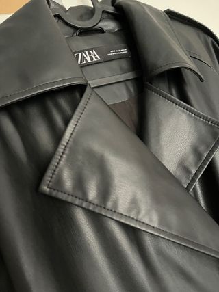 Gabardina Zara efecto piel negra ideal