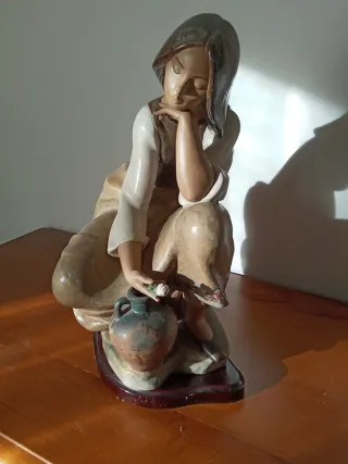 Figura Lladro cerámica mate chica con cántaro