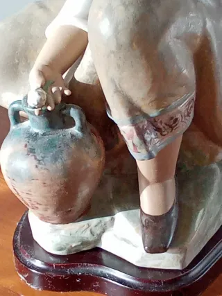 Figura Lladro cerámica mate chica con cántaro