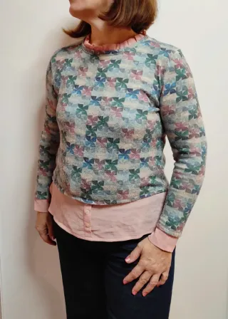 Suéter mujer estampado cuello fruncido