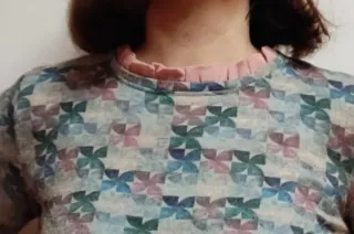 Suéter mujer estampado cuello fruncido