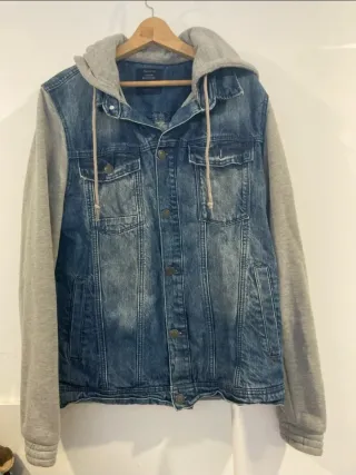 Chaqueta vaquera con capucha Bershka Talla L