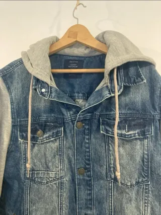 Chaqueta vaquera con capucha Bershka Talla L