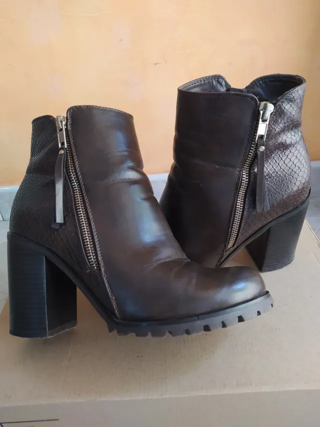 Stivaletti donna con zip e tacco