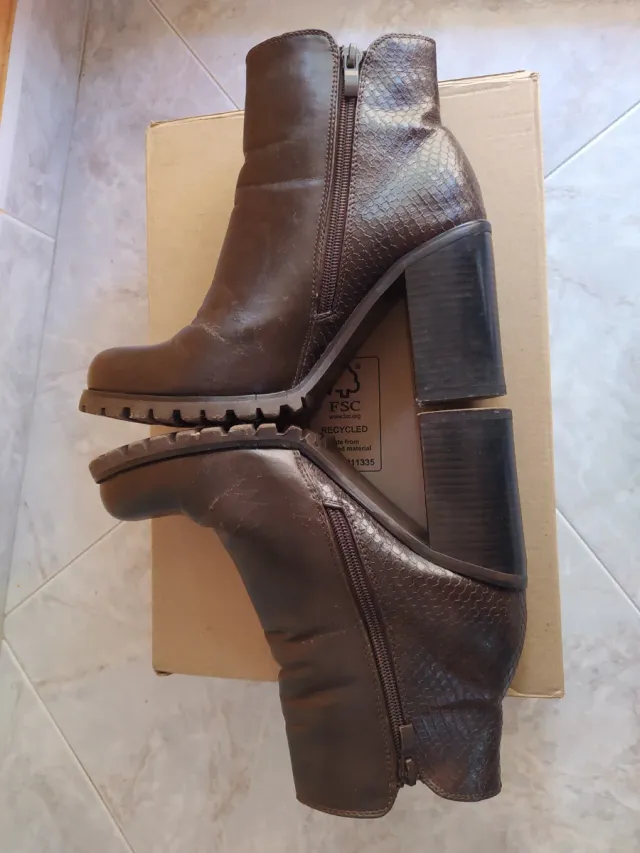 Stivaletti donna con zip e tacco