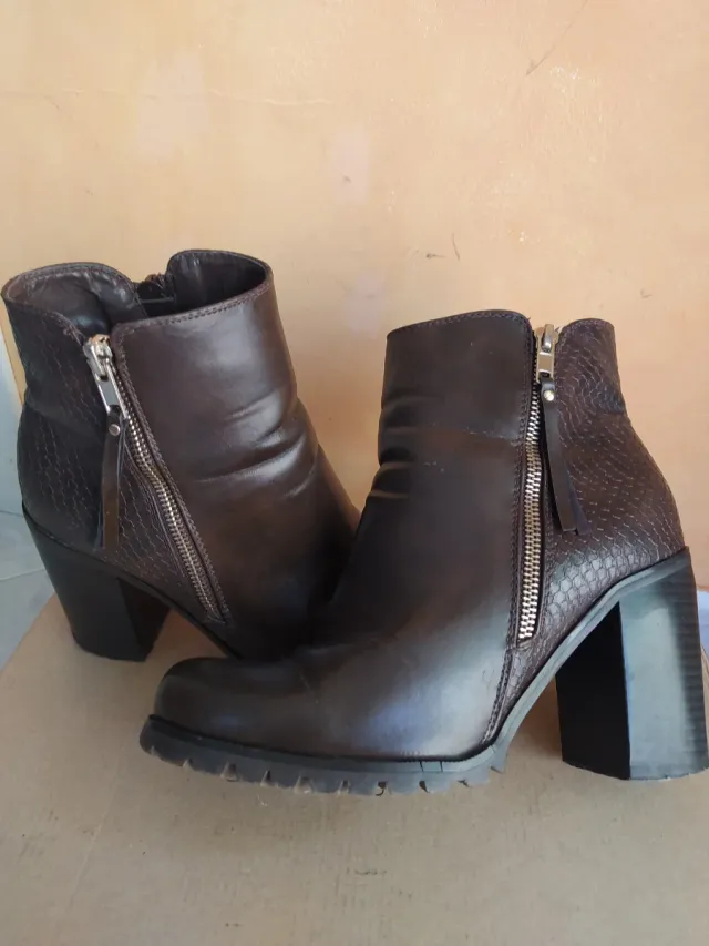 Stivaletti donna con zip e tacco