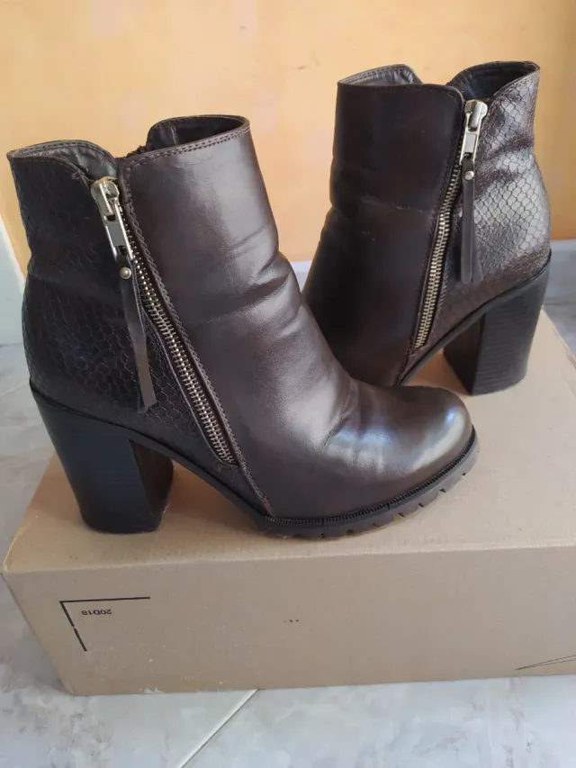 Stivaletti donna con zip e tacco