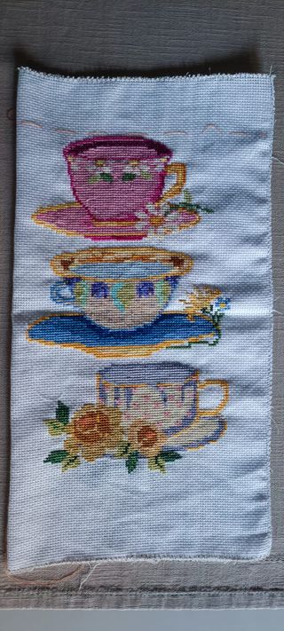 Tazzine ricamate a mano punto croce