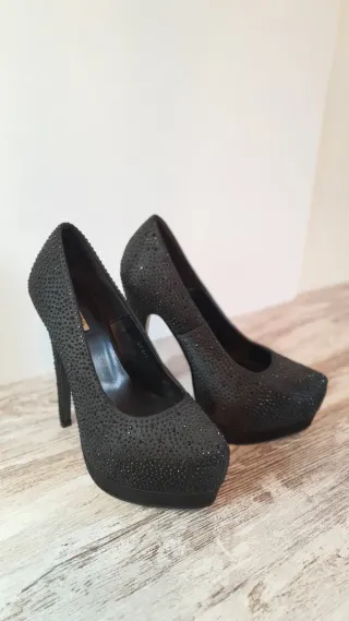 Zapatos de tacón negros con pedrería