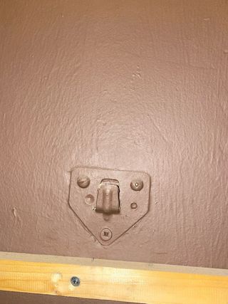 Armario artesanal de madera con extintor y soporte