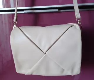 Bolso bandolera beige claro. Económico