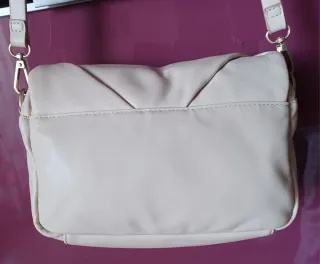 Bolso bandolera beige claro. Económico