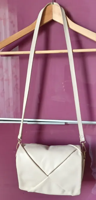 Bolso bandolera beige claro. Económico