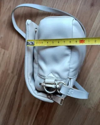 Bolso bandolera beige claro. Económico