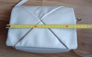 Bolso bandolera beige claro. Económico